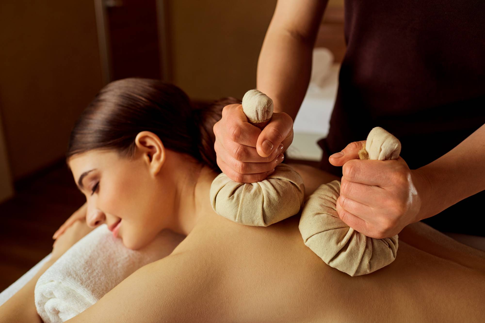 Massage relaxant aux pochons 1h ou 1h 30 solo ou duo