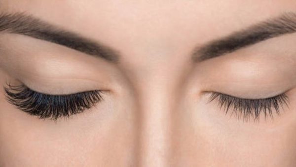 Dépose extensions de cils